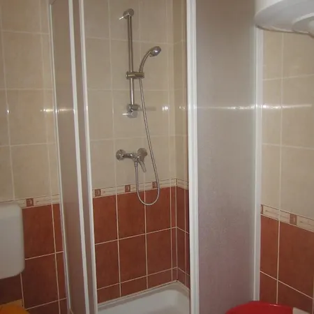 Gyoengyvirag Ueduelo - Mario Harkány